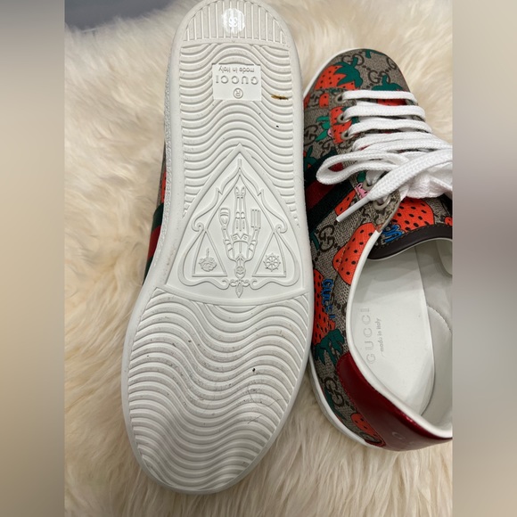 Brand new Gucci Ace sneakers with strawberries - Picture 3 of 6